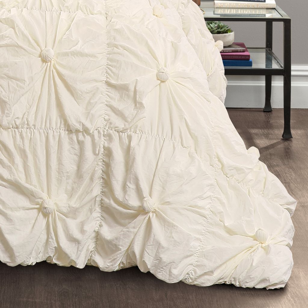 Ivory comforter set detail